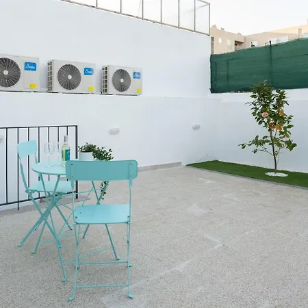 Host Wise - Modern With Terrace - Walk Everywhere Apartment *