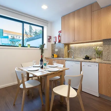 Host Wise - Modern With Terrace - Walk Everywhere Apartment