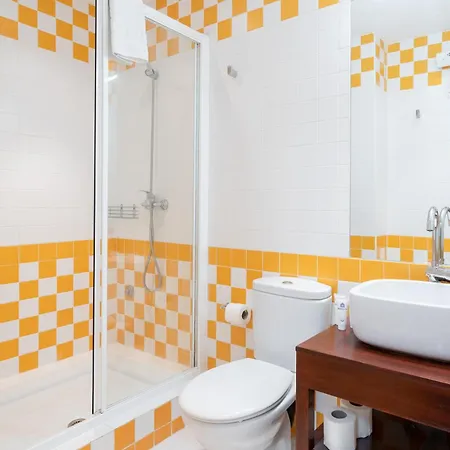 Host Wise - Modern With Terrace - Walk Everywhere Apartment