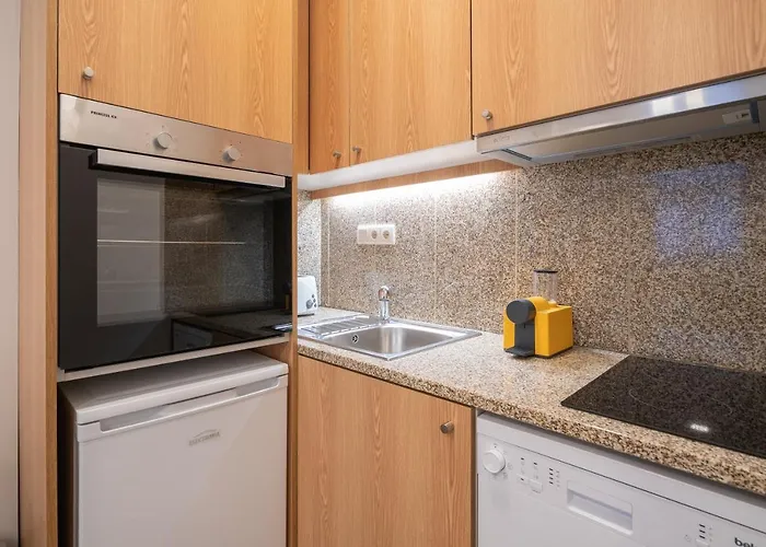 Host Wise - Modern With Terrace - Walk Everywhere *