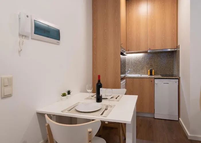 Host Wise - Modern With Terrace - Walk Everywhere Apartment