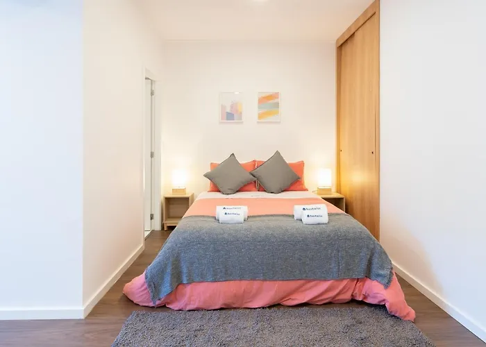 Host Wise - Modern With Terrace - Walk Everywhere Apartment