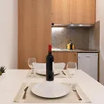 Host Wise - Modern With Terrace - Walk Everywhere شقة